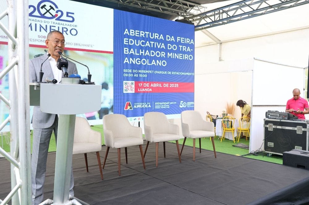 MINISTRO DIAMANTINO AZEVEDO BRINDA FEIRA EDUCATIVA COM “AULA MAGNA” MINISTRO DIAMANTINO AZEVEDO BRINDA FEIRA EDUCATIVA COM “AULA MAGNA”