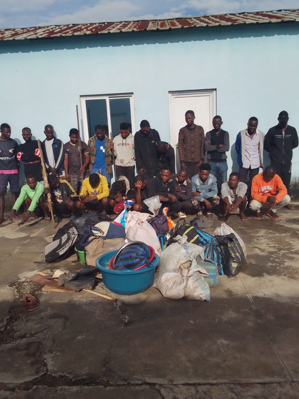 UÍGE: OPERAÇÃO POLICIAL DETÉM MAIS DE 20 CIDADÃOS POR EXPLORAÇÃO ILÍCITA DE MINÉRIOS UÍGE: OPERAÇÃO POLICIAL DETÉM MAIS DE 20 CIDADÃOS POR EXPLORAÇÃO ILÍCITA DE MINÉRIOS