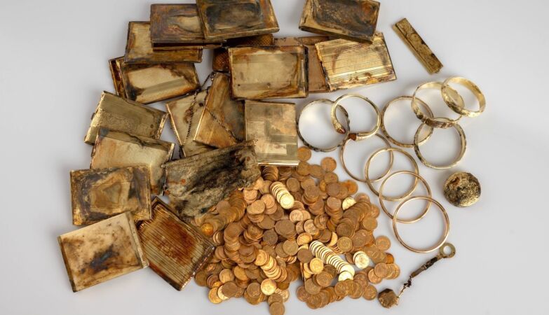 JÓIAS E QUASE 4 KG DE OURO: CAMINHANTES ENCONTRAM POR ACASO UM TESOURO NA MONTANHA JÓIAS E QUASE 4 KG DE OURO: CAMINHANTES ENCONTRAM POR ACASO UM TESOURO NA MONTANHA