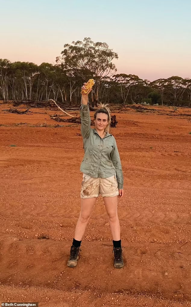 JOVEM MOSTRA A DESCOBERTA INCRÍVEL DE OURO NO MEIO DA TERRA VERMELHA AVALIADA EM MAIS DE 100.000 EUROS JOVEM MOSTRA A DESCOBERTA INCRÍVEL DE OURO NO MEIO DA TERRA VERMELHA AVALIADA EM MAIS DE 100.000 EUROS