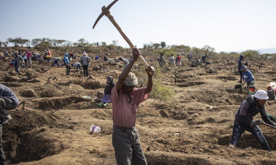 ÁFRICA DO SUL ENTERRA CORPOS NÃO RECLAMADOS DE MINEIROS ILEGAIS ÁFRICA DO SUL ENTERRA CORPOS NÃO RECLAMADOS DE MINEIROS ILEGAIS