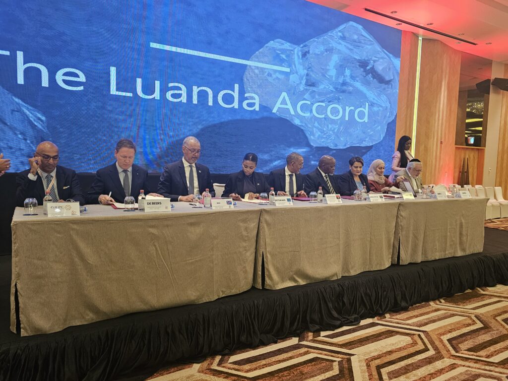 ACORDO DE LUANDA MARCA COMPROMISSO INÉDITO EM APOIO À INDÚSTRIA DE DIAMANTES NATURAIS ACORDO DE LUANDA MARCA COMPROMISSO INÉDITO EM APOIO À INDÚSTRIA DE DIAMANTES NATURAIS