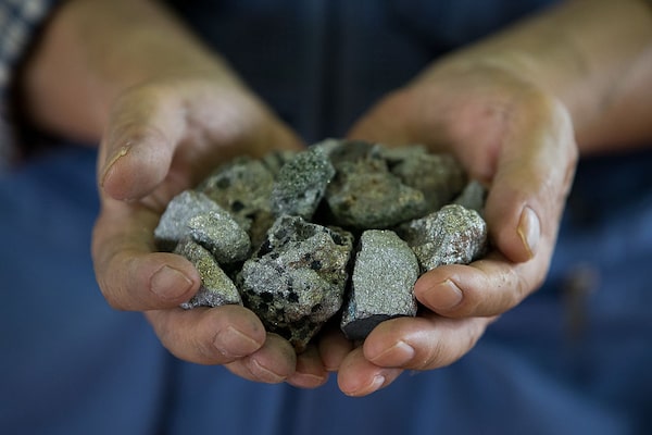 NEM OURO NEM PRATA: METAL MAIS VALIOSO DO MUNDO É O CALIFÓRNIO-252 E CUSTA US$ 27 MILHÕES POR GRAMA NEM OURO NEM PRATA: METAL MAIS VALIOSO DO MUNDO É O CALIFÓRNIO-252 E CUSTA US$ 27 MILHÕES POR GRAMA