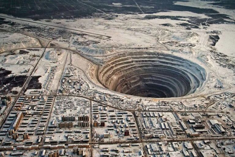 SIBÉRIA: MINA DE DIAMANTES MIRNY TEM UMA CRATERA COM 1,2 KM DE DIÂMETRO E 525 METROS DE PROFUNDIDADE SIBÉRIA: MINA DE DIAMANTES MIRNY TEM UMA CRATERA COM 1,2 KM DE DIÂMETRO E 525 METROS DE PROFUNDIDADE