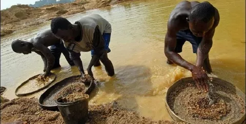 GARIMPO DE DIAMANTES CAUSA PREJUÍZOS EM MAIS DE SEIS MIL MILHÕES DE DÓLARES GARIMPO DE DIAMANTES CAUSA PREJUÍZOS EM MAIS DE SEIS MIL MILHÕES DE DÓLARES