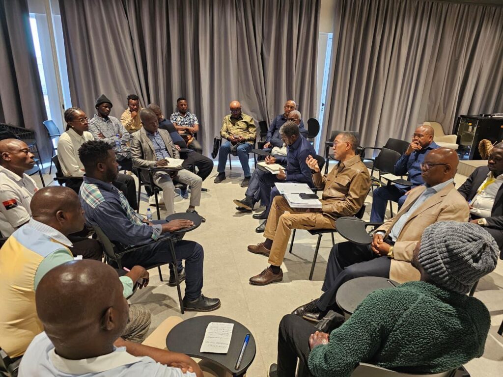 MINISTRO DIAMANTINO AZEVEDO REÚNE COM FAMILIARES DAS VÍTIMAS E SINISTRADOS DA PLATAFORMA BBLT MINISTRO DIAMANTINO AZEVEDO REÚNE COM FAMILIARES DAS VÍTIMAS E SINISTRADOS DA PLATAFORMA BBLT