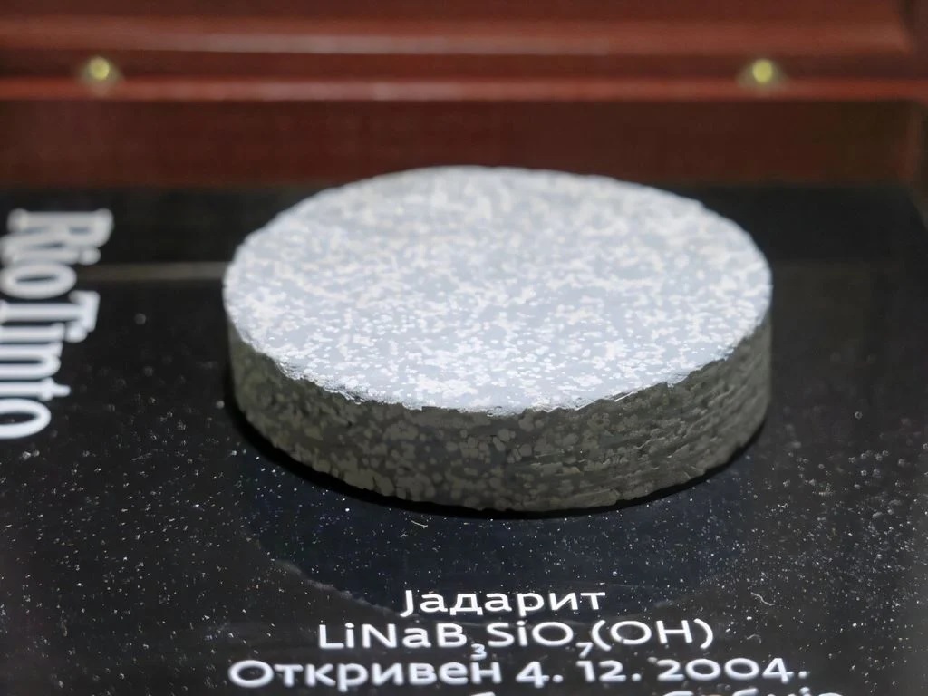 UM NOVO E EXTRAORDINÁRIO MINERAL ENTRA EM CENA: JADARITE, A KRYPTONITE DA VIDA REAL COM MUITO POTENCIAL