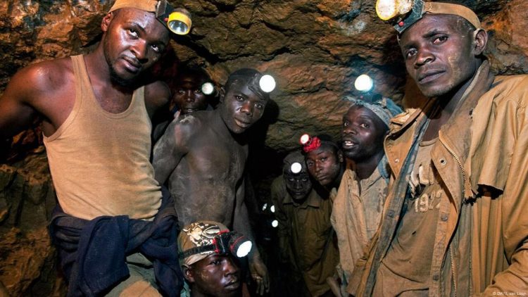 ÁFRICA DO SUL: MINEIROS ILEGAIS DETIDOS NA MINA DE OURO DE SHEBA ÁFRICA DO SUL: MINEIROS ILEGAIS DETIDOS NA MINA DE OURO DE SHEBA