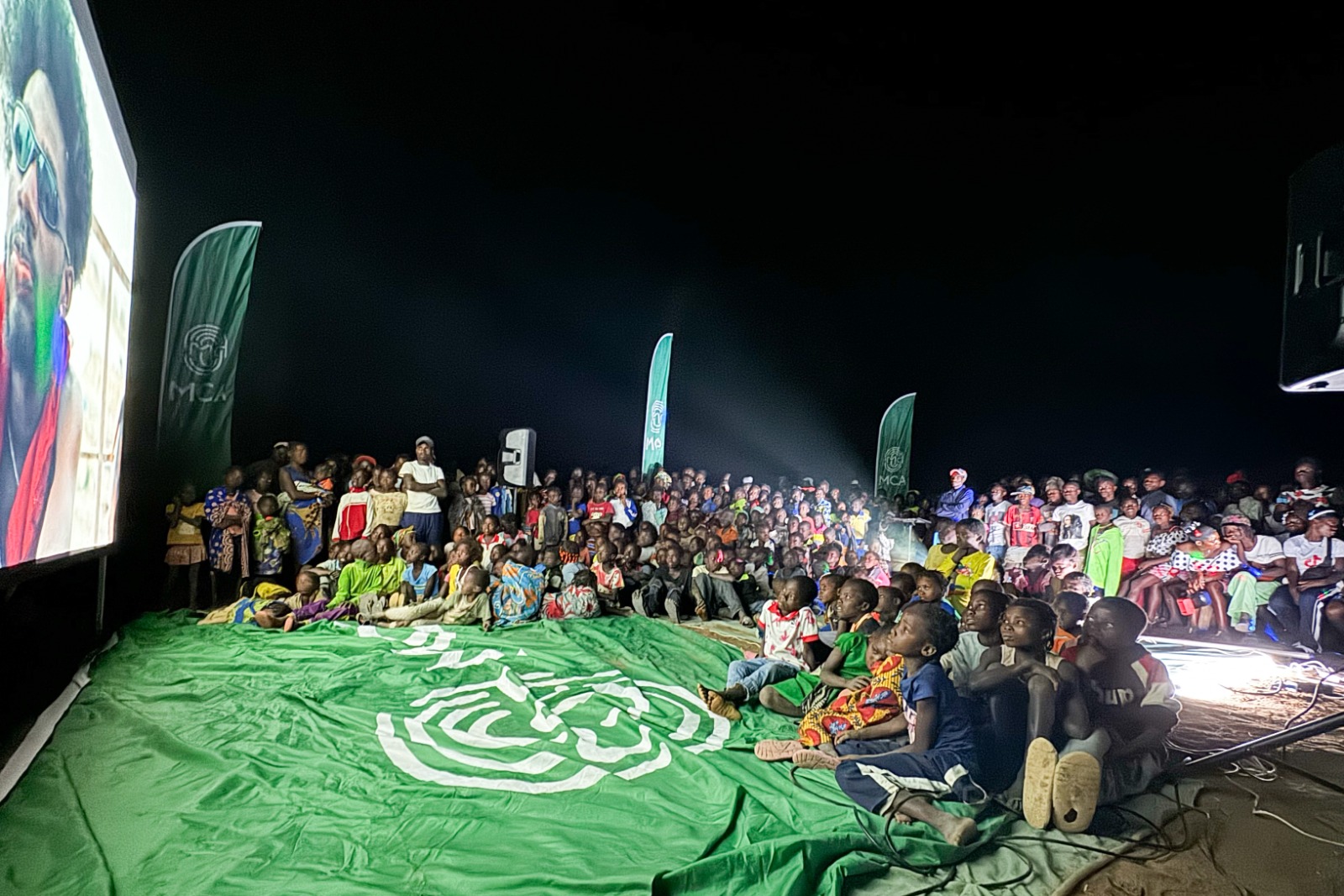 CINESOL REGRESSA ÀS COMUNIDADES ANGOLANAS PELA MÃO DA MCA COM CINEMA AO AR LIVRE MOVIDO A ENERGIA SOLAR CINESOL REGRESSA ÀS COMUNIDADES ANGOLANAS PELA MÃO DA MCA COM CINEMA AO AR LIVRE MOVIDO A ENERGIA SOLAR