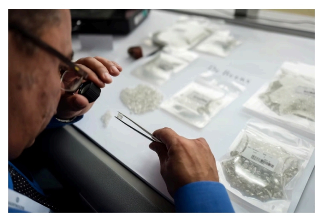 O COMÉRCIO DE DIAMANTES TEM INTERESSE NA VENDA DA DE BEERS O COMÉRCIO DE DIAMANTES TEM INTERESSE NA VENDA DA DE BEERS