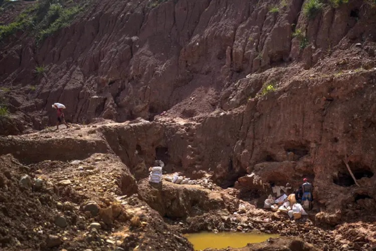 PELO MENOS 14 MORTOS EM DESABAMENTO DE MINA NA VENEZUELA PELO MENOS 14 MORTOS EM DESABAMENTO DE MINA NA VENEZUELA