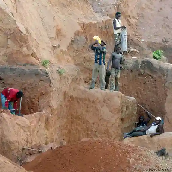 MOÇAMBIQUE: A LUTA PELOS RECURSOS MINERAIS CONTINUA A MATAR EM MOGOVOLAS MOÇAMBIQUE: A LUTA PELOS RECURSOS MINERAIS CONTINUA A MATAR EM MOGOVOLAS