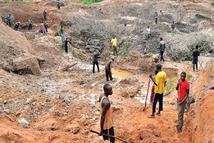 UÍGE: FEBRE DO OURO ESTÁ A DIVIDIR A COMUNIDADE, A AMEAÇAR A PRODUÇÃO AGRÍCOLA E A DESTRUIR O MEIO AMBIENTE UÍGE: FEBRE DO OURO ESTÁ A DIVIDIR A COMUNIDADE, A AMEAÇAR A PRODUÇÃO AGRÍCOLA E A DESTRUIR O MEIO AMBIENTE