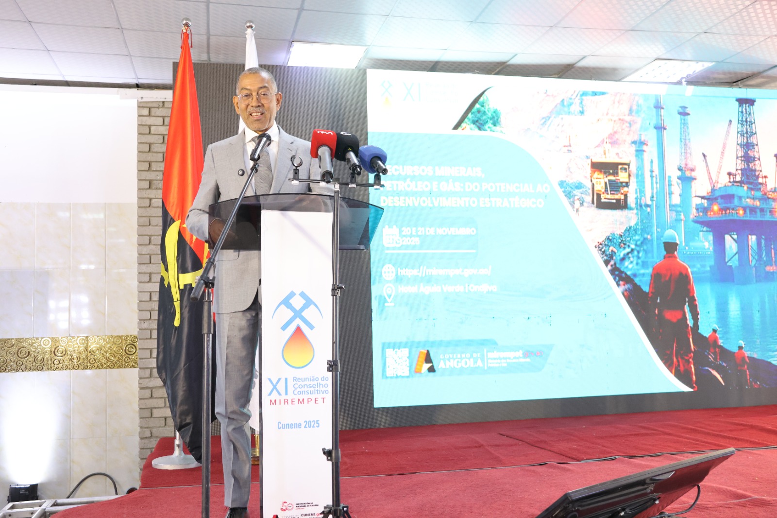 “ANGOLA OCUPA A TERCEIRA POSIÇÃO NO RANKING GLOBAL DE PRODUÇÃO DE DIAMANTES” – DIAMANTINO AZEVEDO “ANGOLA OCUPA A TERCEIRA POSIÇÃO NO RANKING GLOBAL DE PRODUÇÃO DE DIAMANTES” – DIAMANTINO AZEVEDO