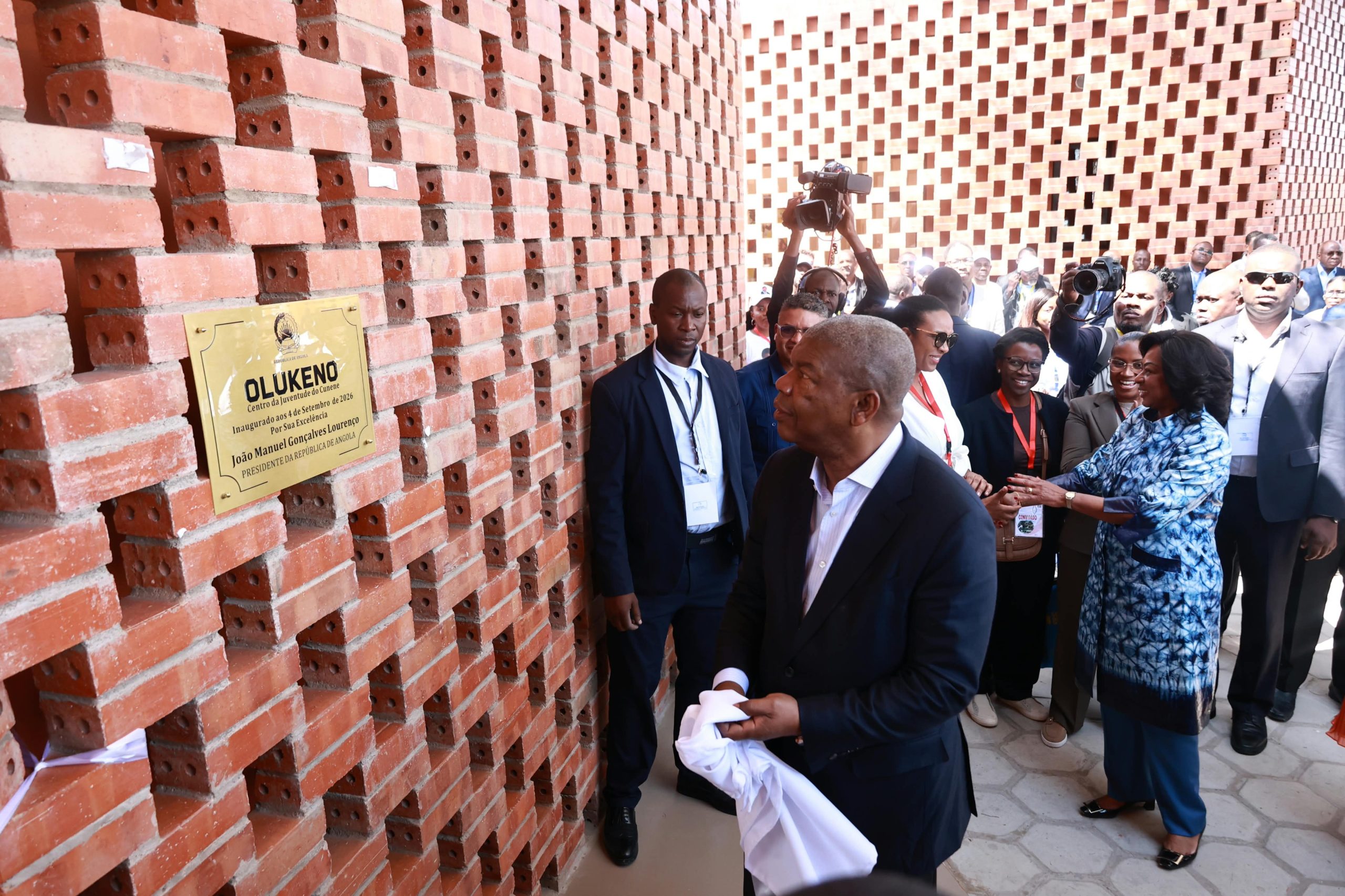 PRESIDENTE DA REPÚBLICA INAUGURA CENTRO DA JUVENTUDE “OLUKENO” NO CUNENE PRESIDENTE DA REPÚBLICA INAUGURA CENTRO DA JUVENTUDE “OLUKENO” NO CUNENE