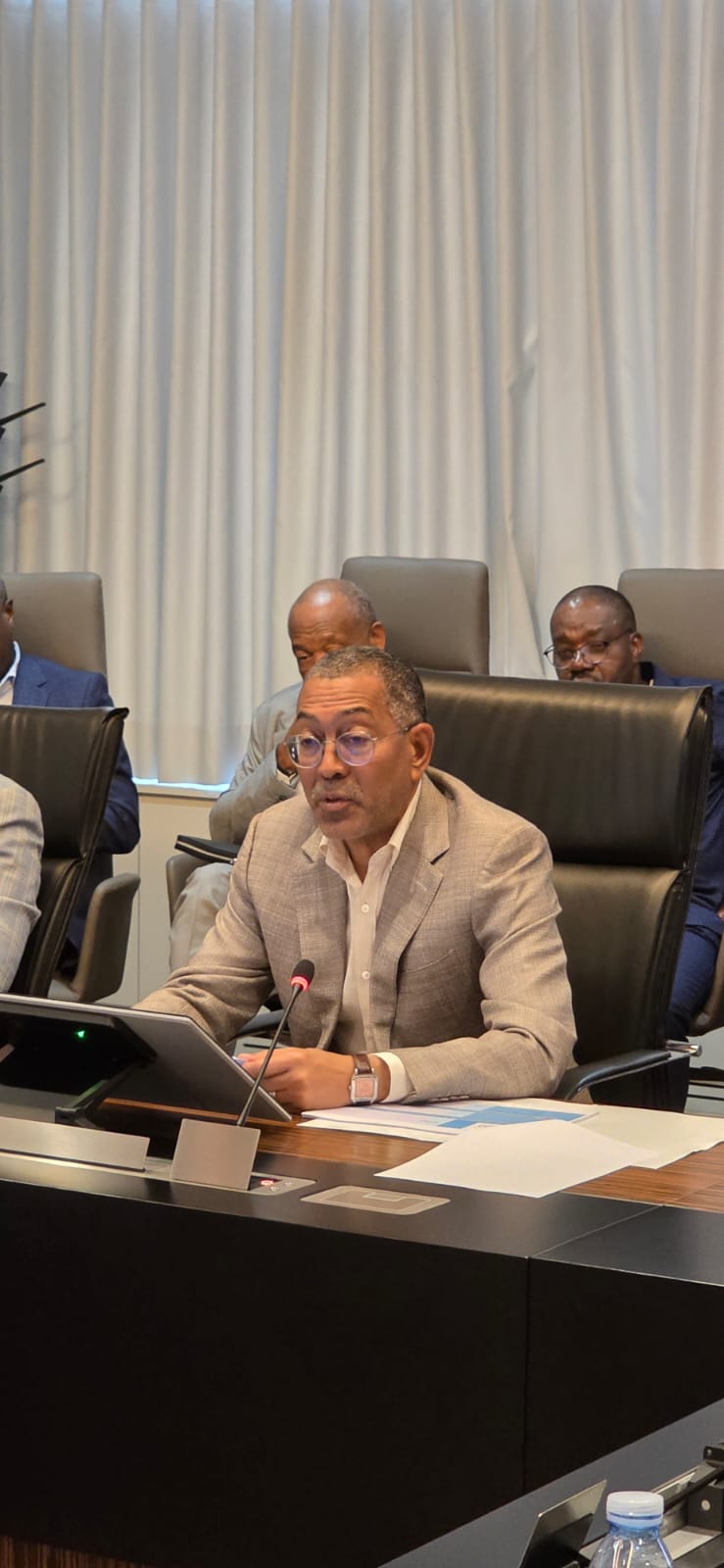 MINISTRO DIAMANTINO AZEVEDO CONFIRMA NEGOCIAÇÕES EM CURSO PARA AQUISIÇÃO DE ACÇÕES NA DE BEERS MINISTRO DIAMANTINO AZEVEDO CONFIRMA NEGOCIAÇÕES EM CURSO PARA AQUISIÇÃO DE ACÇÕES NA DE BEERS