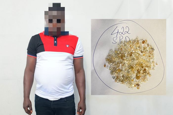 MALANJE: CIDADÃO DE 43 ANOS APANHADO COM 14 MIL PEDRAS DE DIAMANTES MALANJE: CIDADÃO DE 43 ANOS APANHADO COM 14 MIL PEDRAS DE DIAMANTES