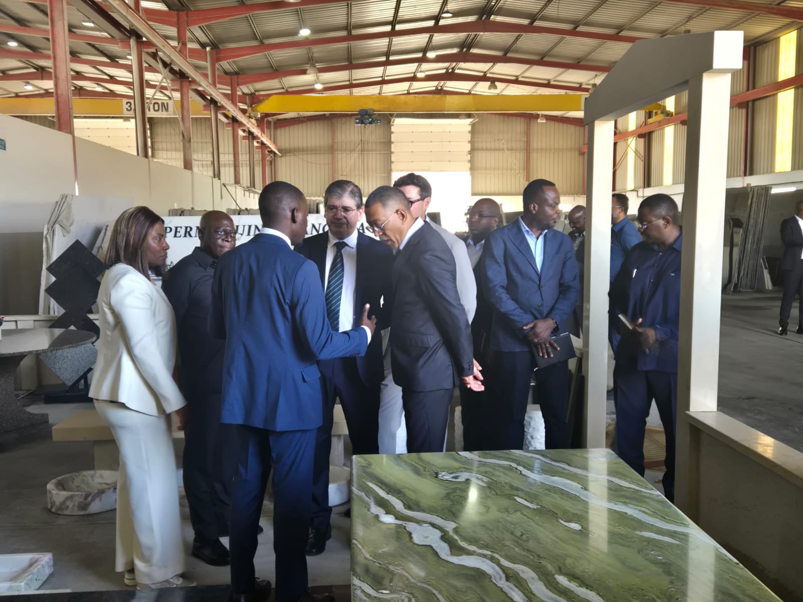 HUÍLA: DIAMANTINO AZEVEDO VISITA EMPRESA HM GRANITOS E LANÇA PEDRA PARA CONSTRUÇÃO DE DUAS ESCOLAS PRIMÁRIAS