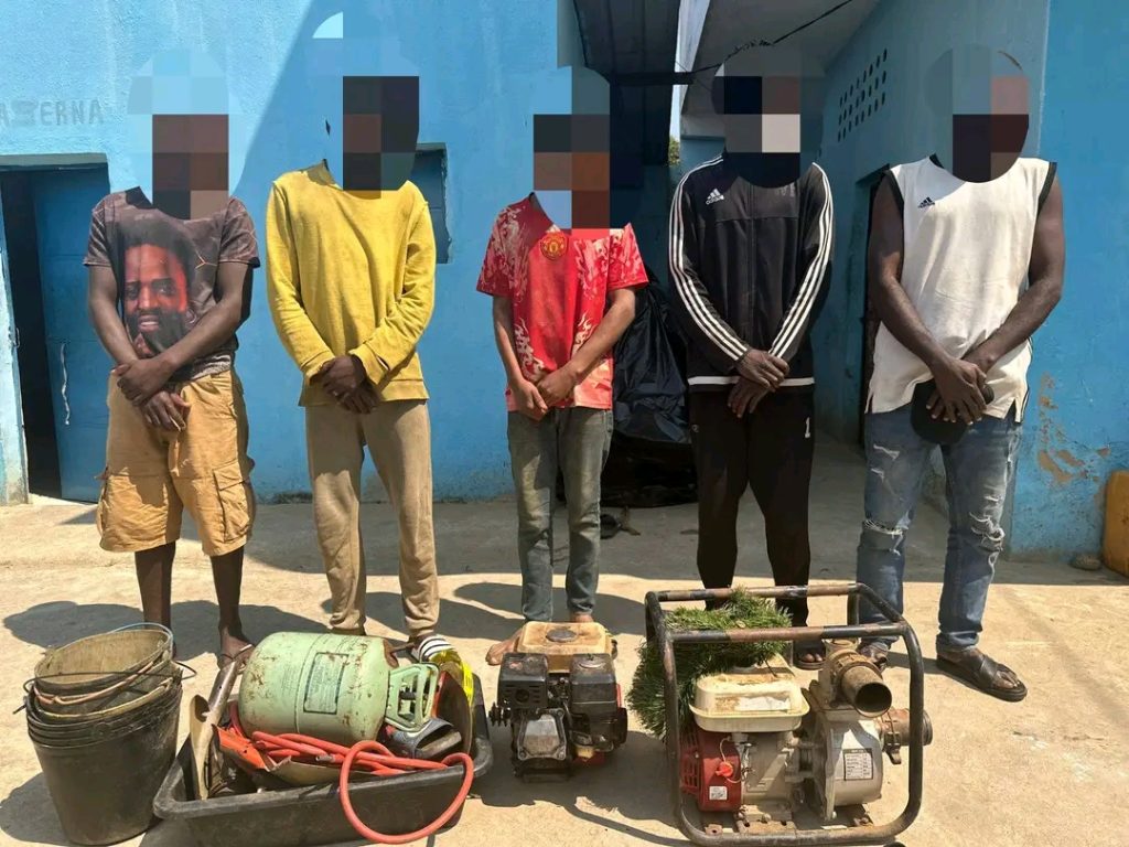 BENGO: POLÍCIA TRAVA EXPLORAÇÃO ILEGAL DE OURO E APREENDE EQUIPAMENTOS DE GARIMPO BENGO: POLÍCIA TRAVA EXPLORAÇÃO ILEGAL DE OURO E APREENDE EQUIPAMENTOS DE GARIMPO
