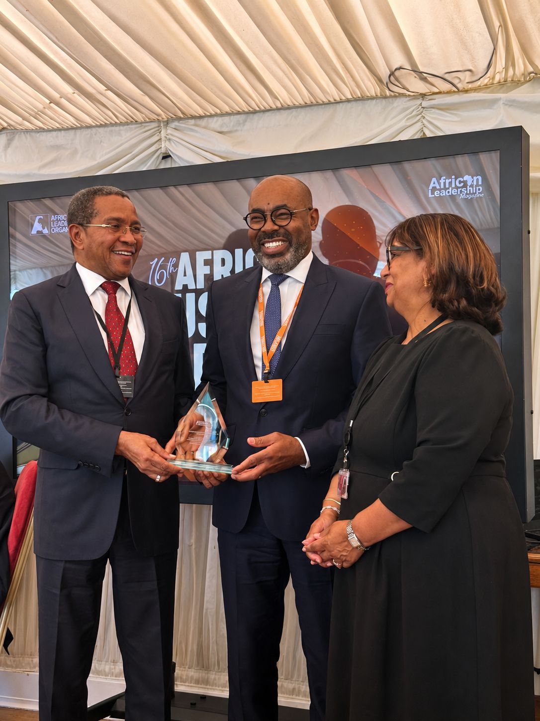 ARTUR GONÇALVES RECEBE PRÉMIO DE RECONHECIMENTO ESPECIAL PELA LIDERANÇA EMPRESARIAL AFRICANA ARTUR GONÇALVES RECEBE PRÉMIO DE RECONHECIMENTO ESPECIAL PELA LIDERANÇA EMPRESARIAL AFRICANA
