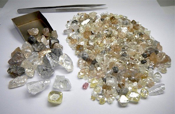 ANGOLA INAUGURA NOVA LAPIDADORA DE DIAMANTES EM SAURIMO ANGOLA INAUGURA NOVA LAPIDADORA DE DIAMANTES EM SAURIMO