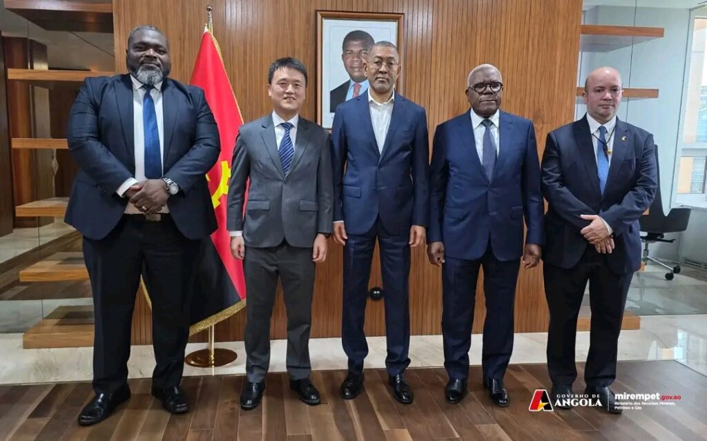 POTENCIAL DE URÂNIO EM ANGOLA ABORDADO EM ENCONTRO ENTRE DIAMANTINO AZEVEDO E PRESIDENTE DA SWAKOP URANIUM