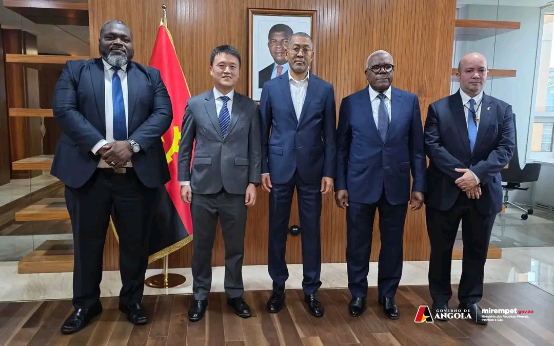 POTENCIAL DE URÂNIO EM ANGOLA ABORDADO EM ENCONTRO ENTRE DIAMANTINO AZEVEDO E PRESIDENTE DA SWAKOP URANIUM POTENCIAL DE URÂNIO EM ANGOLA ABORDADO EM ENCONTRO ENTRE DIAMANTINO AZEVEDO E PRESIDENTE DA SWAKOP URANIUM